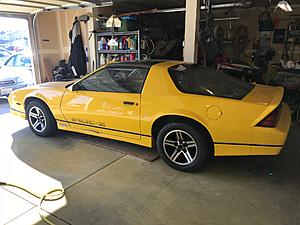 just got 88 yellow iroc vert can anyone run vin for me? pics up-img_1856.jpg